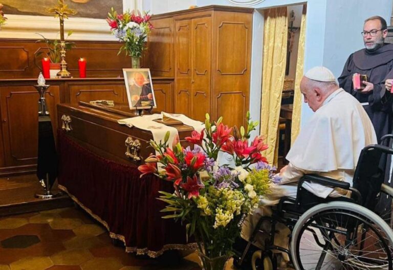 El Papa en la capilla ardiente de Manuel Blanco