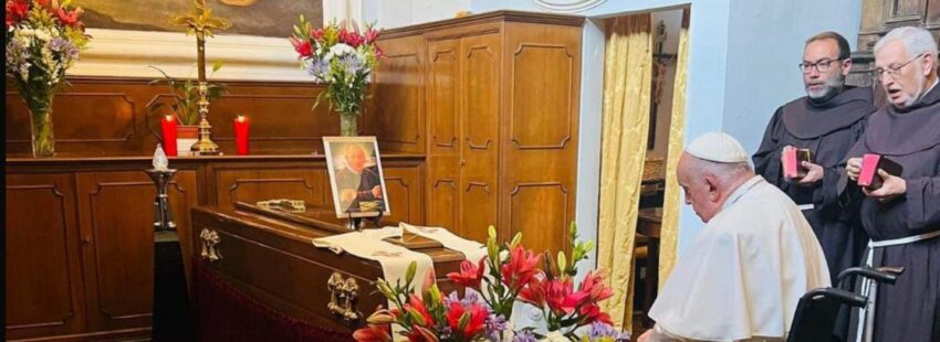 El Papa en la capilla ardiente de Manuel Blanco