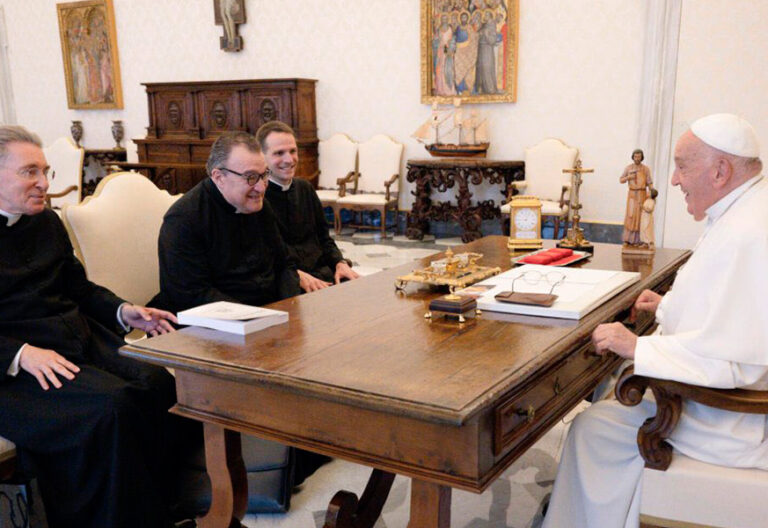 Tradicionalistas se alinean y se oponen al Papa a partes iguales