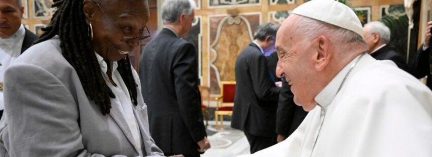 Whoopy Goldberg, en una audiencia del Papa con artistas en 2024