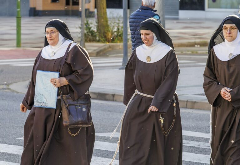 La abadesa de las clarisas de Belorado, sor Isabel de la Trinidad, con otras dos religiosas