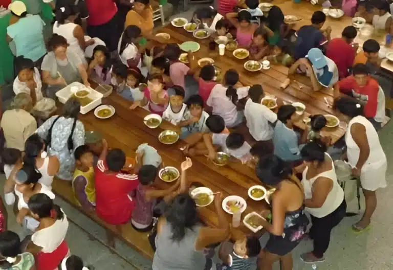 Fuerte reclamo de los curas villeros: ¡Con la comida, no!