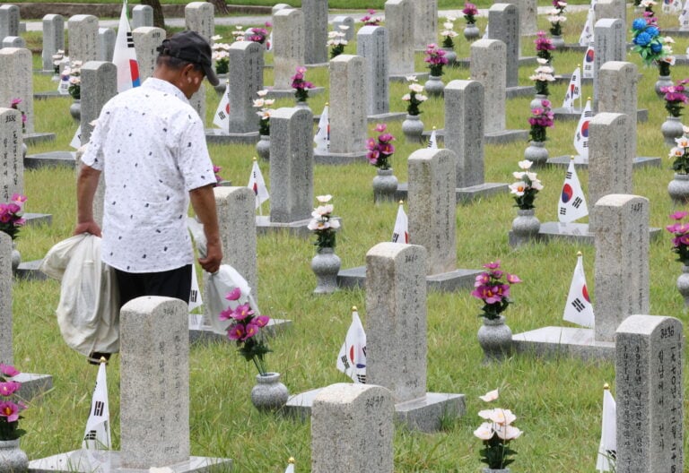 Cementerio en Seúl con víctimas de la guerra coreana