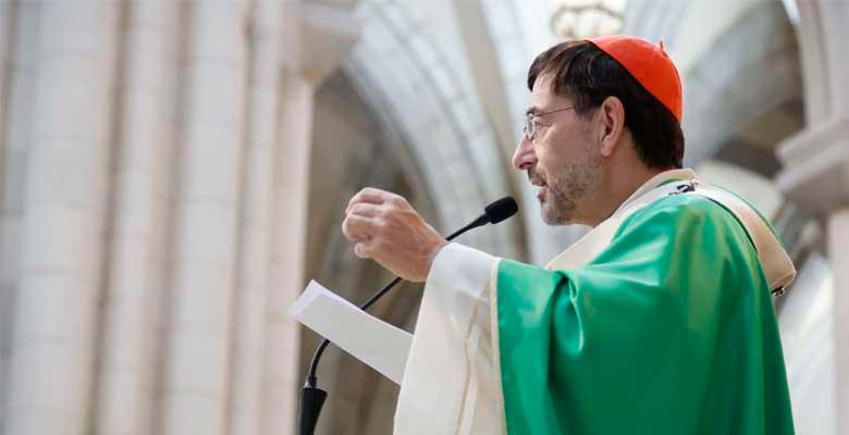 El cardenal arzobispo de Madrid, José Cobo, en la Almudena