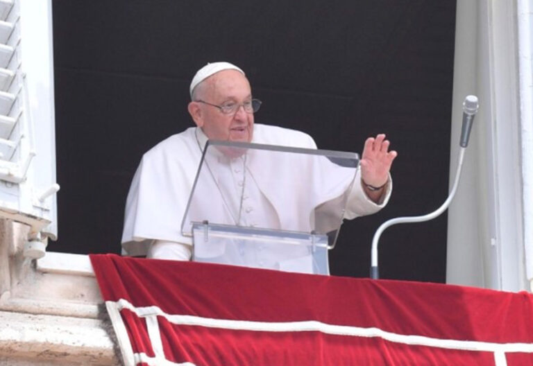 El papa Francisco en el ángelus: “En la Última Cena Jesús ofrece, da gracias y comparte”