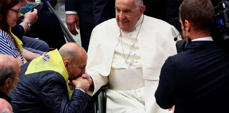 Francisco pide a los trabajadores católicos “abrir puertas y mantenerlas abiertas, y acoger a