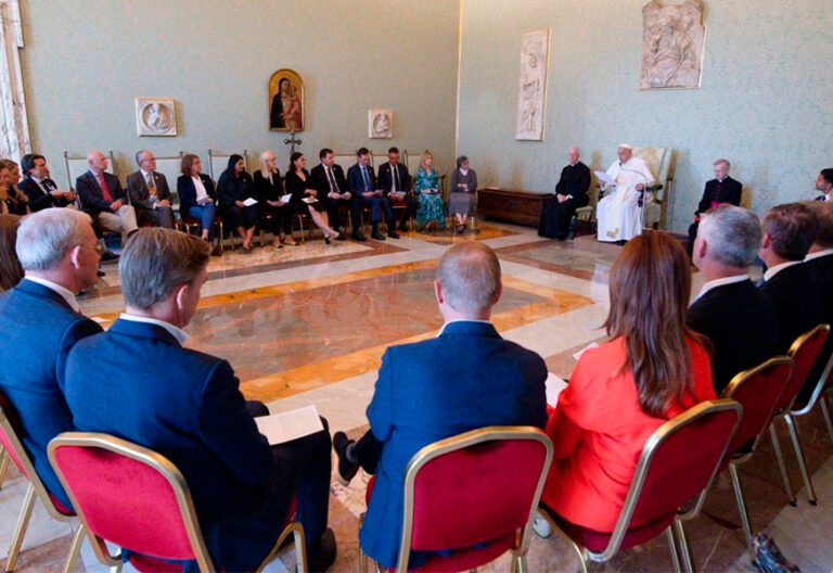 Francisco a los grandes empresarios: “Mientras reciclamos materiales, aún no hemos aprendido a