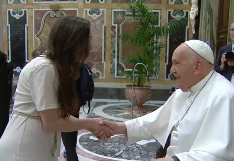 Victoria Martín, en una audiencia del Papa con artistas en 2024