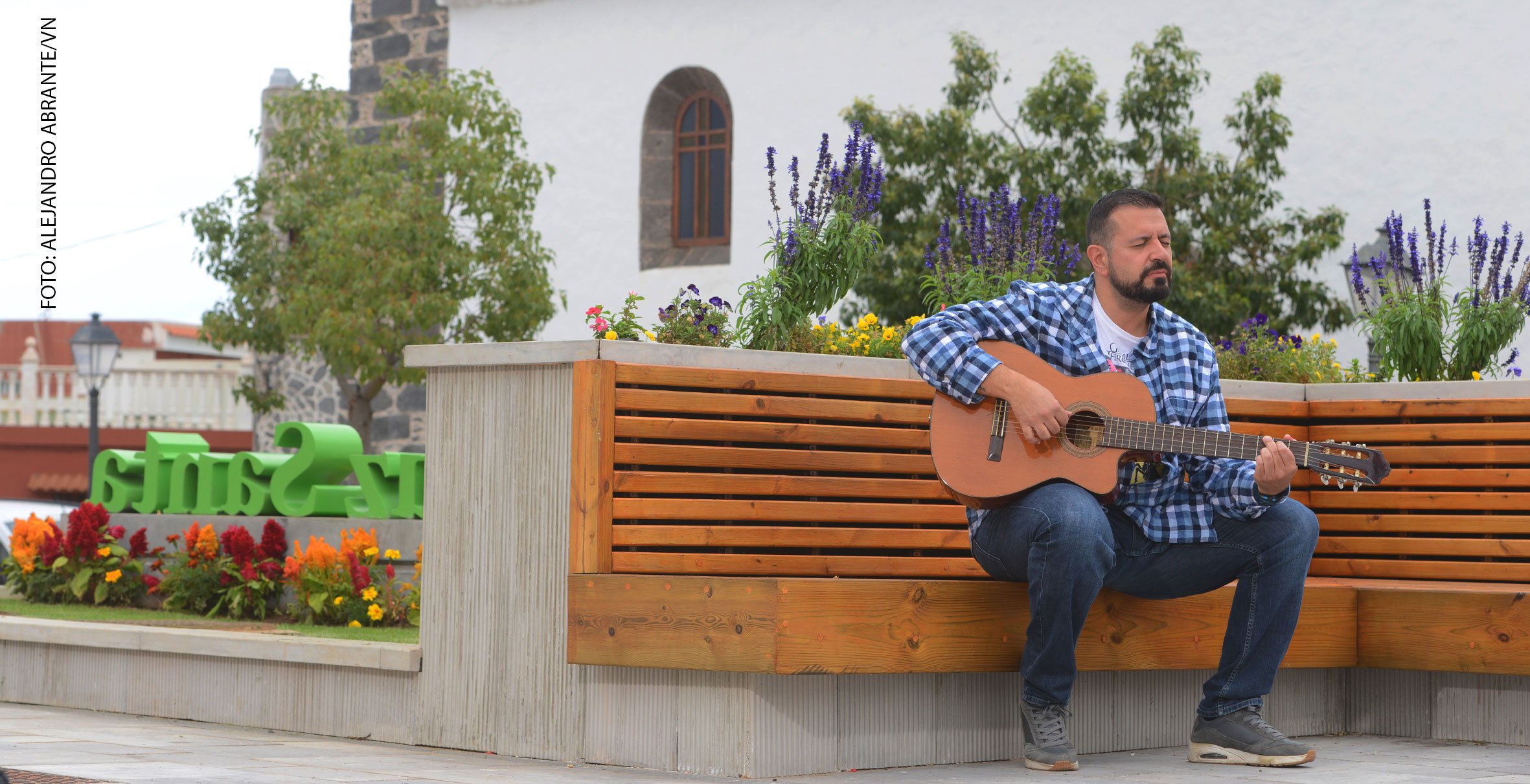El diácono permanente tinerfeño Alejandro Abrante con su guitarra