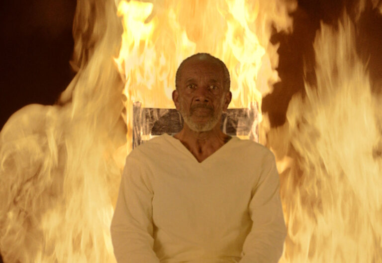 Imagen de fuego de su reconocida videoinstalación ‘Mártires (2014)