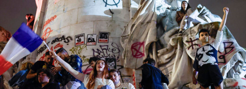 Gente celebrando los resultados de la segunda vuelta de las elecciones legislativas francesas