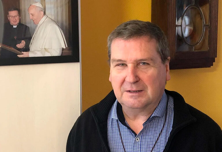 Un apóstol de la fraternidad en el pueblo gobernado por la ultraderecha francesa