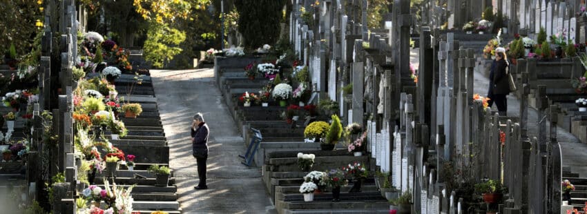 Cementerio en San Sebastián con flores por el día de Todos los Santos