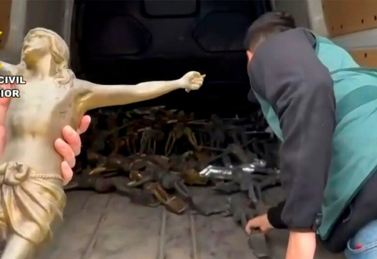Capturados los ladrones de 1.000 kilos de crucifijos de los cementerios de Toledo