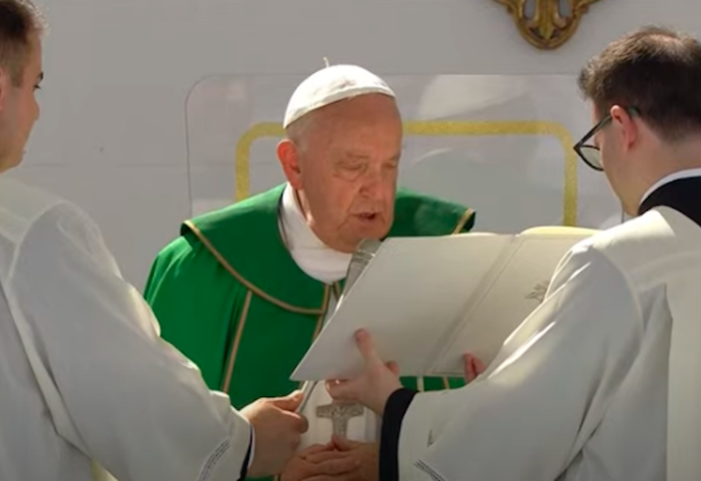 El Papa reivindica en Trieste el “escándalo de una fe que acaricia la vida de las personas y