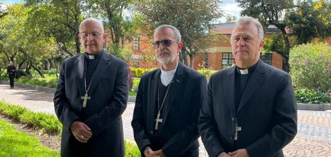 Francisco Javier Múnera Correa, arzobispo de Cartagena, al medio, nuevo presidente del episcopado