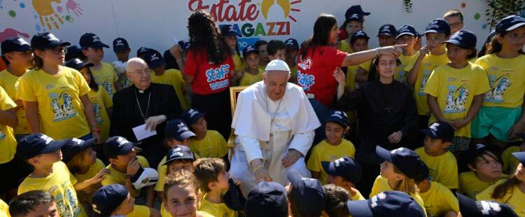 El papa Francisco, con los niños del campamento del Vaticano