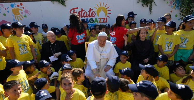 El papa Francisco, con los niños del campamento del Vaticano