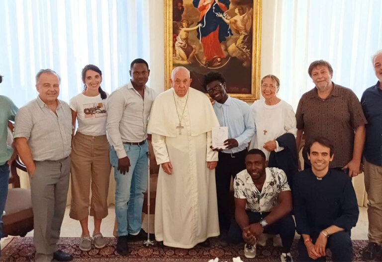 El Papa comienza sus vacaciones con migrantes