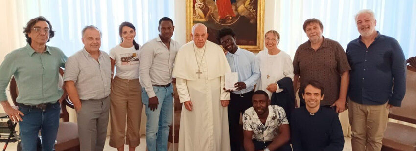 El Papa comienza sus vacaciones con migrantes