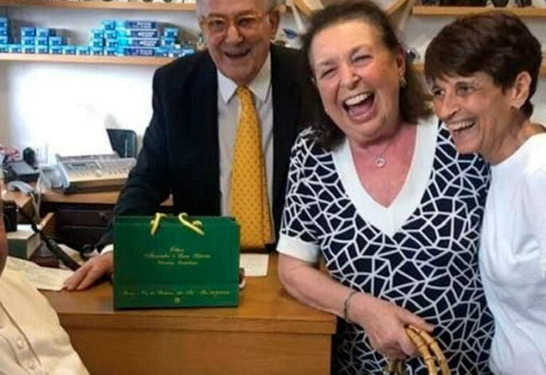 Francisco vuelve a su óptica de siempre para cambiarse de gafas