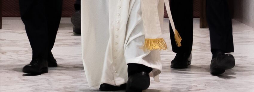 El Papa Francisco, con dos trabajdores