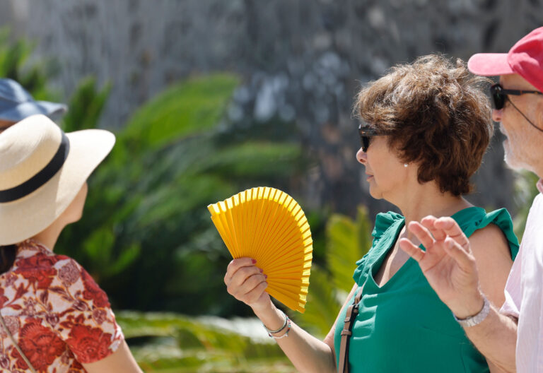 Turistas, pareja de mayores caminando al aire libre, calor