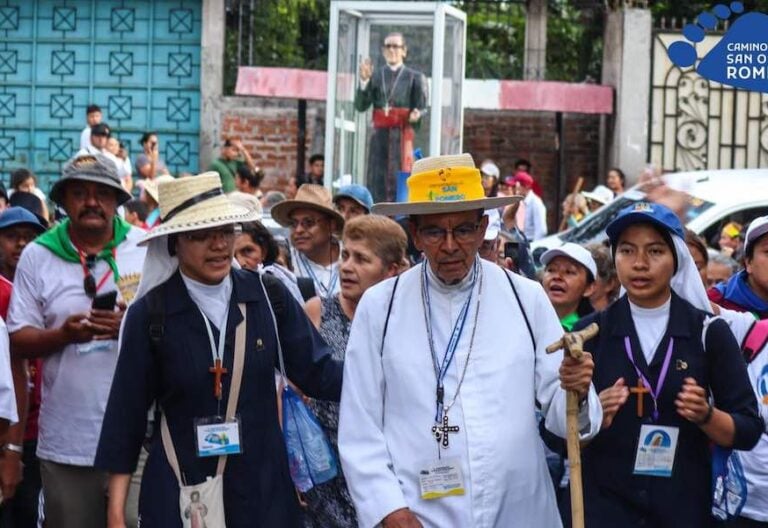 Cardenal Rosa Chávez en peregrinación