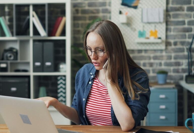 Mujer en trabajo de oficina