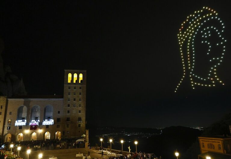 BARCELONA, 07/09/2024.-Un espectáculo con 200 drones representando a la Virgen de Montserrat,
