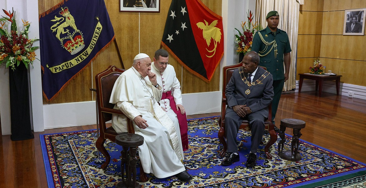 El papa Francisco, con el gobernador de Papúa Nueva Guinea, Bon Bofeng Dadae