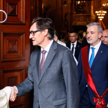 El cardenal Omella saluda a Salvador Illa en la festividad de La Merced