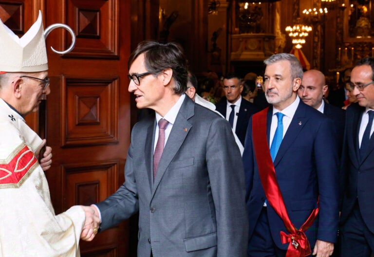El cardenal Omella saluda a Salvador Illa en la festividad de La Merced