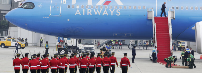 El papa Francisco aterriza en el Aeropuerto de Yakarta