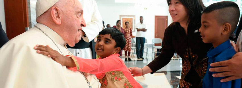 El papa Francisco recibe a refugiados en la Nunciatura de Yakarta