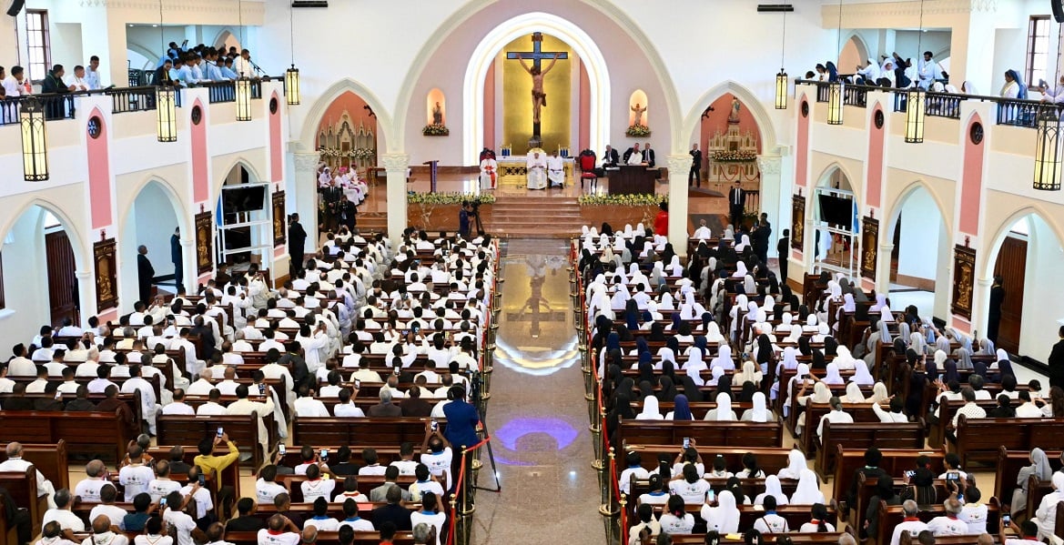El papa Francisco, con obispos y sacerdotes en la catedral de Dili