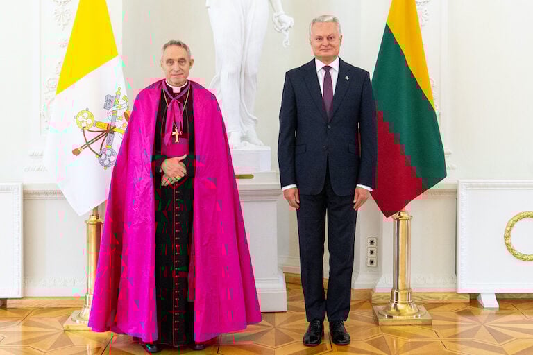 Georg Gänswein ya ejerce como nuncio en Lituania: primer cara a cara con el presidente del país