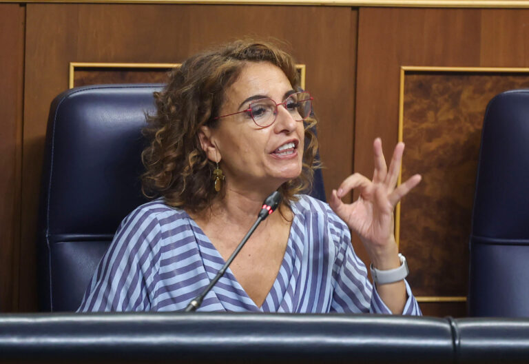 Vicepresidenta primera y ministra de Hacienda