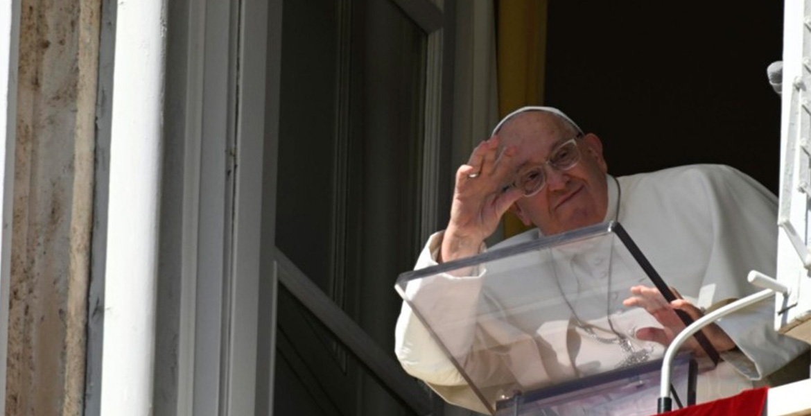 Angelus Papa Francisco Gafas Nuevas Saludo