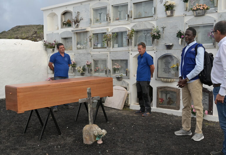 Cementerio de El Mocanal, en el municipio de Valverde, de tres, de los nueve migrantes, cuyos cuerpos fueron recuperados tras el naufragio de un cayuco en aguas cercanas a la costa de El Hierro