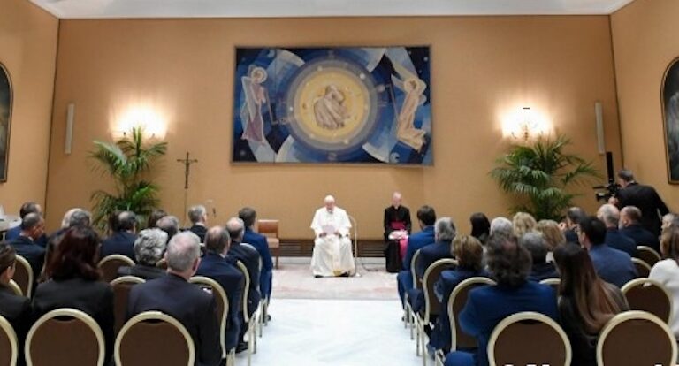 Francisco a los cirujanos: “Sean artesanos de la salud y custodios de la vida”