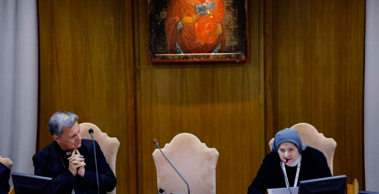 La madre Maria Ignazia Angelini, OSB, junto al cardenal Grech