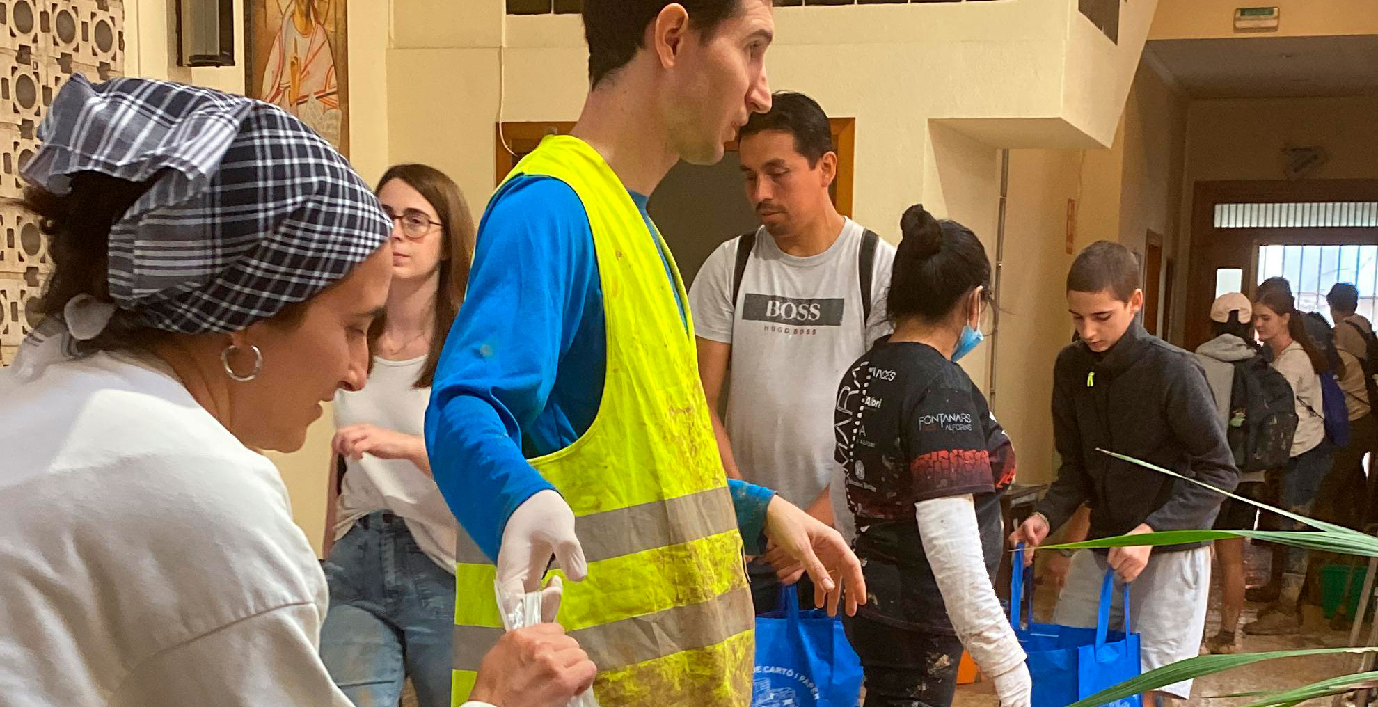 La religiosa Clara Medina, con el equipo de voluntarios en Algemesí