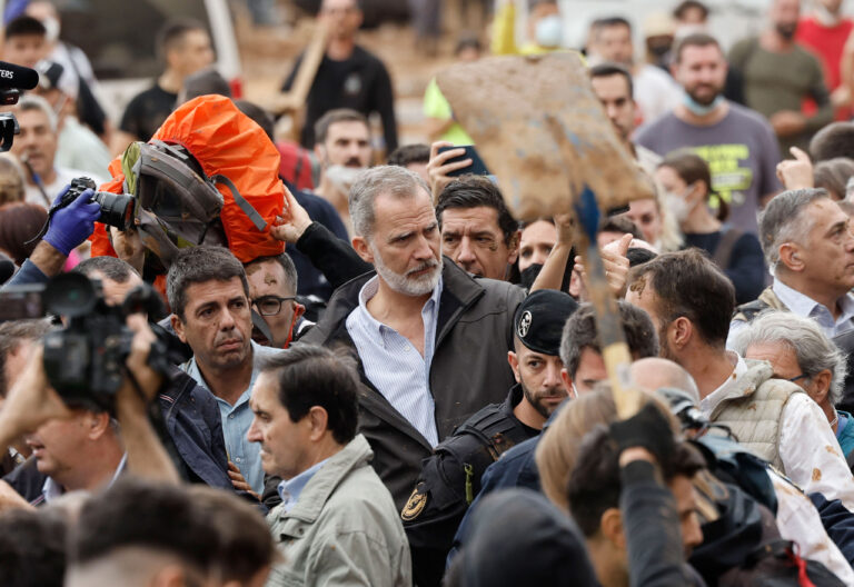 Insultos y lanzamiento de barro a la comitiva de los reyes al llegar al centro de Paiporta
