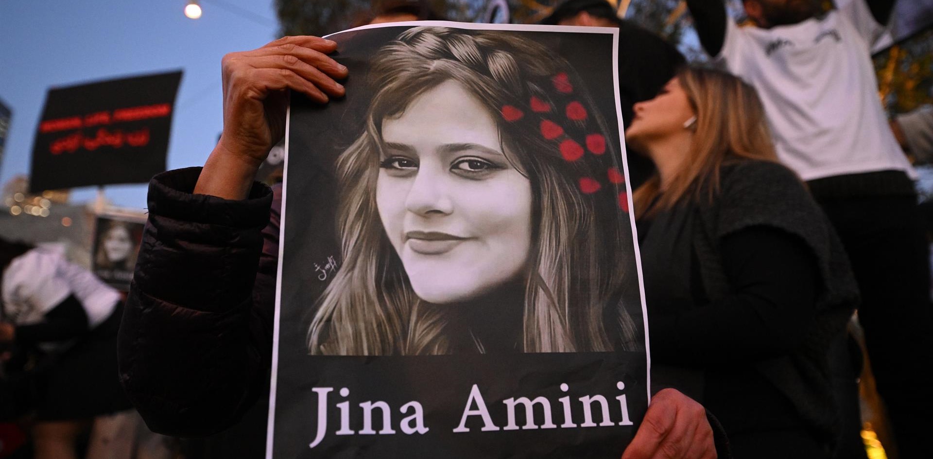 Manifestación en recuerdo de la joven iraní Masha Amini, asesinada por la policía del régimen
