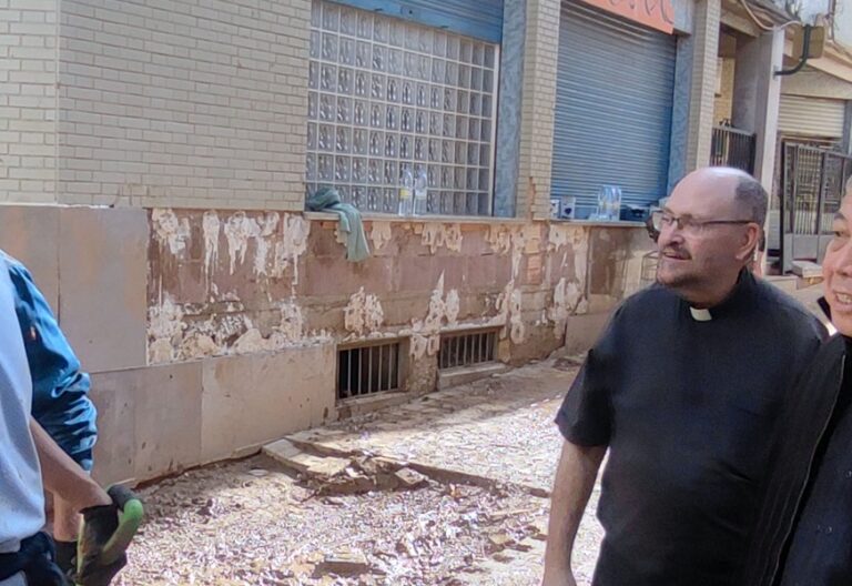 Bernardito Auza visita las poblaciones afectadas por la DANA en Valencia