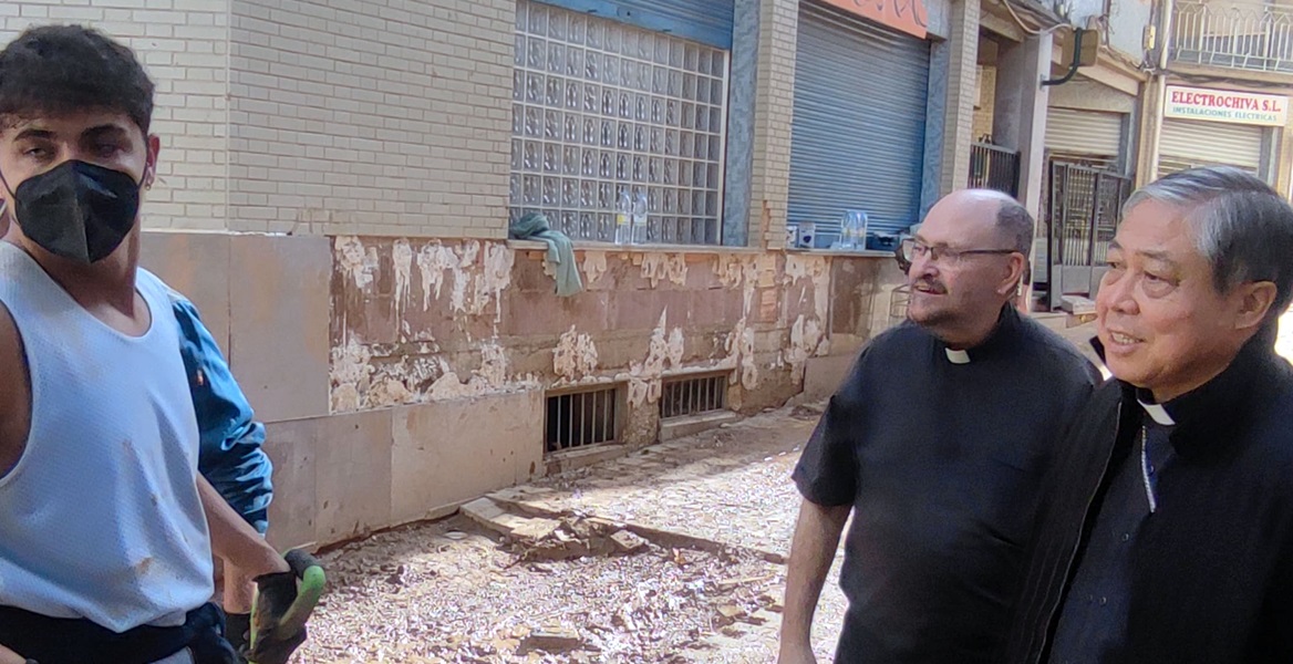 Bernardito Auza visita las poblaciones afectadas por la DANA en Valencia