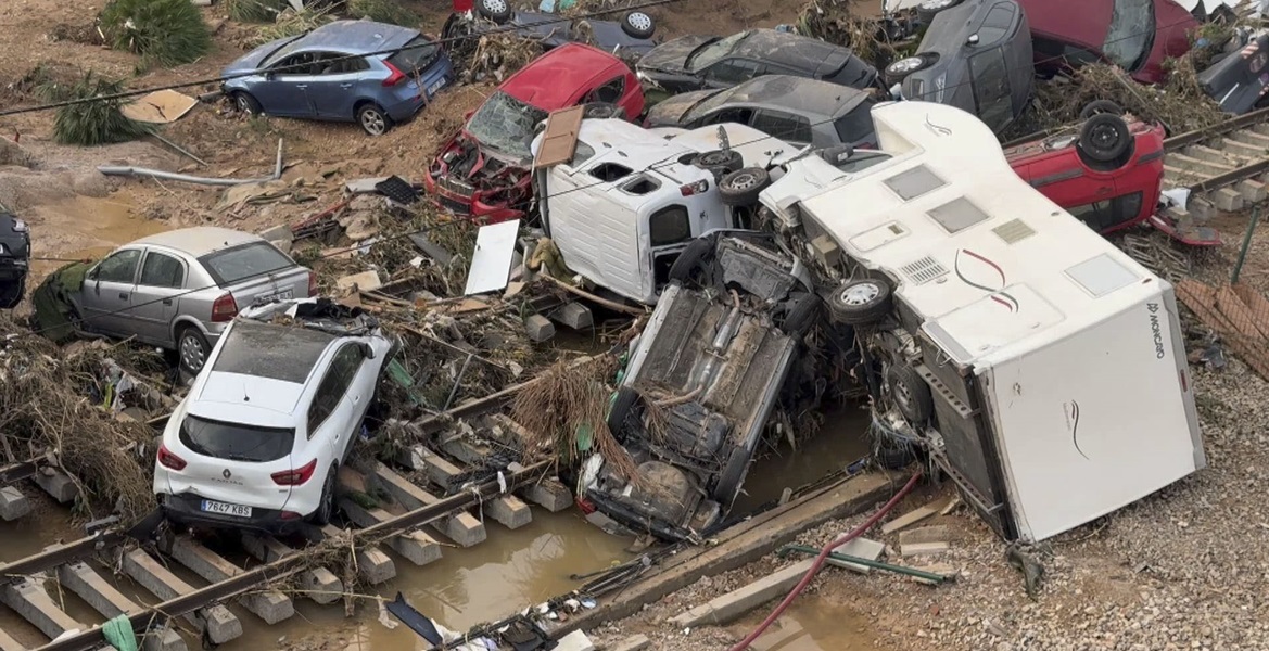 ALFAFAR (VALENCIA), 30/10/2024.- Vista general de varios vehículos dañados en Alfafar, tras las