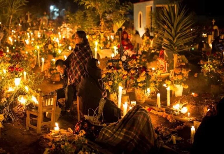 Día de muertos en un panteón de Oaxaca
