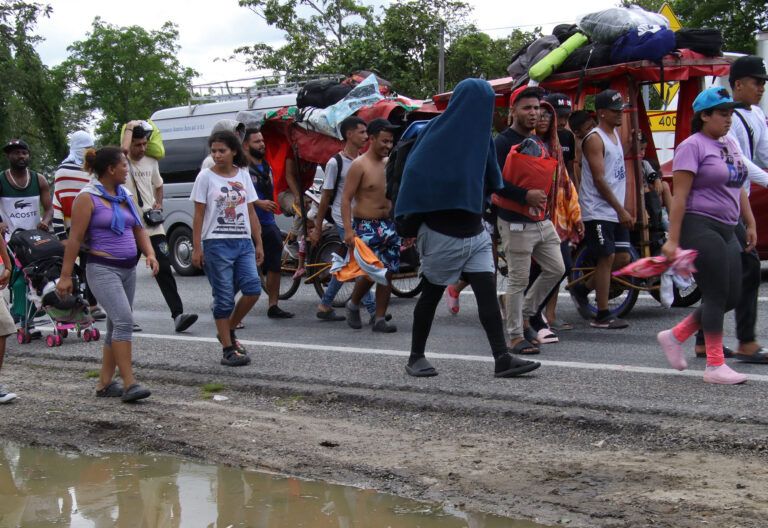 Migrantes mexicanos camino de Estados Unidos
